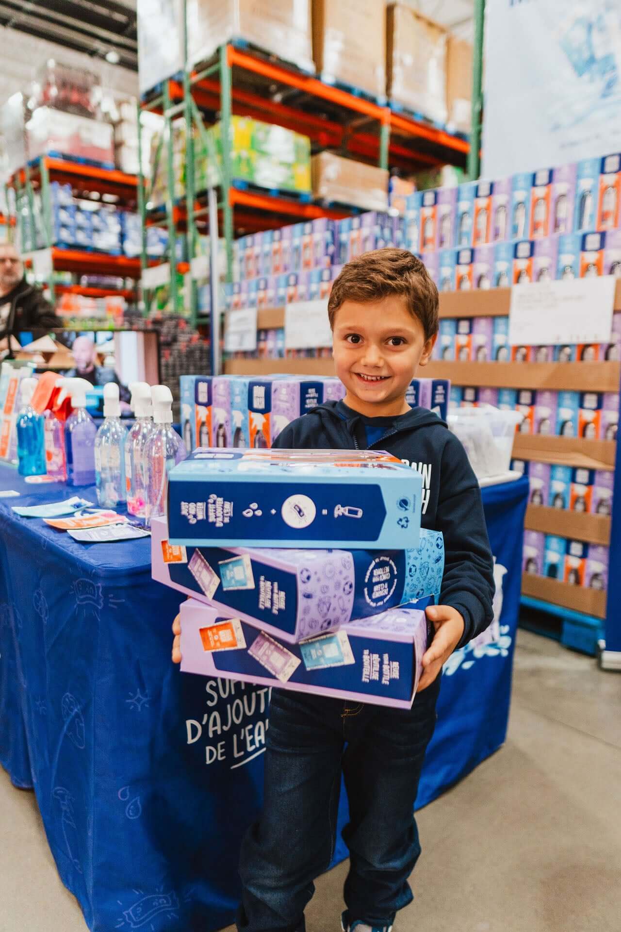 Henry au Costco montrant fièrement les différents produits Brain Wash